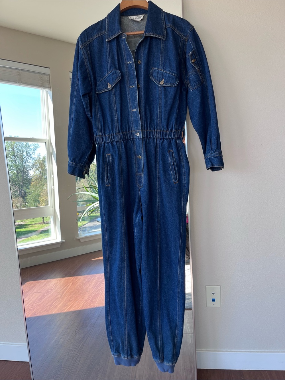 Vintage ‘80s dark denim jumpsuit in excellent cond. Size Large